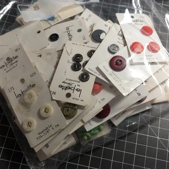 Massive vintage button bundle close to 5lbs - Picture 5 of 13